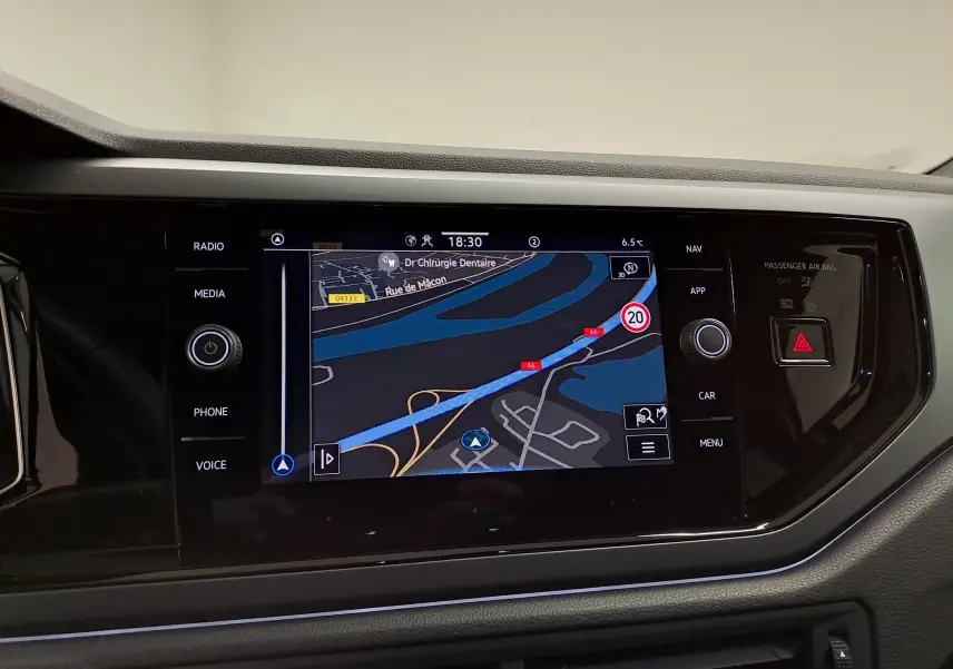 Écran tactile central du Volkswagen Taigo 2025 affichant la navigation avec interface noire brillante autour.