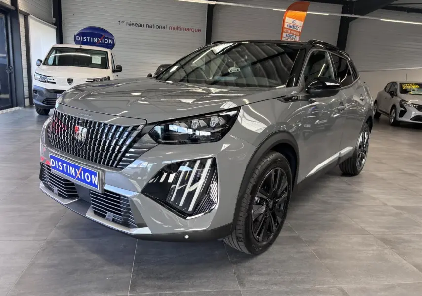 Peugeot 2008 gris selenium en 3/4 avant droit, avec jantes alliage noires et calandre noire distinctive.