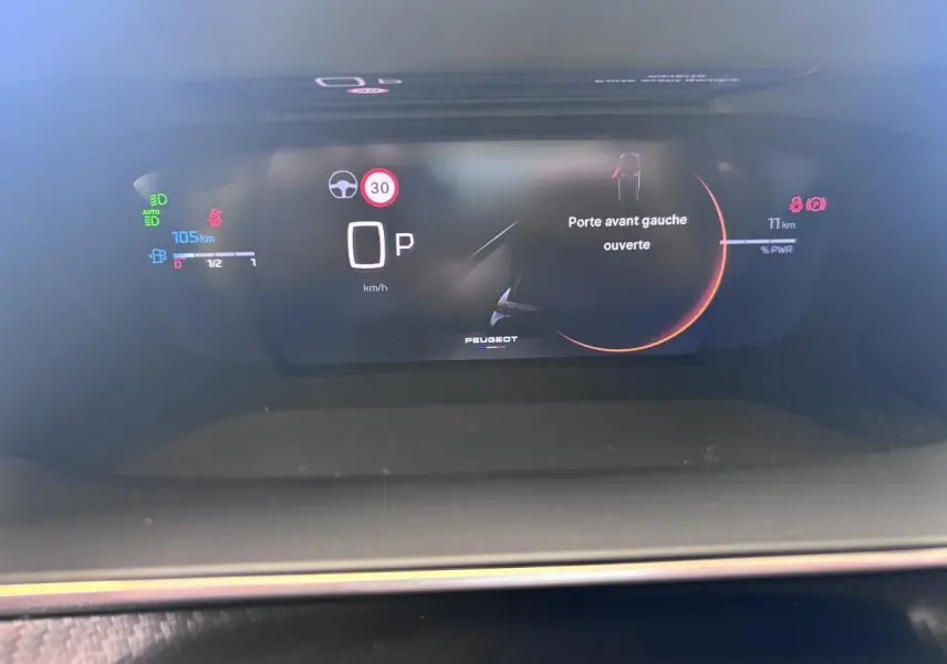 Affichage numérique du tableau de bord du Peugeot 2008 Hybrid, indiquant porte avant gauche ouverte.