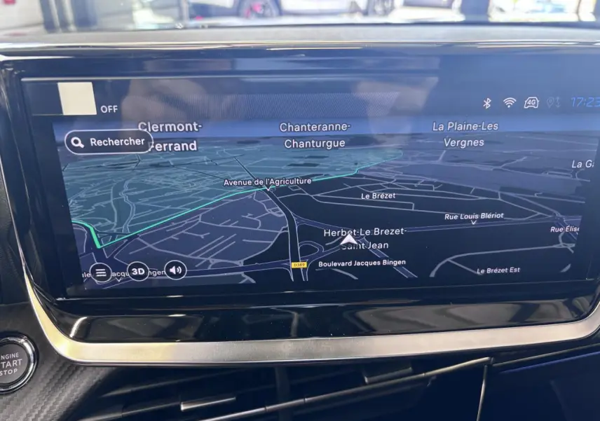 Écran tactile intérieur du Peugeot 2008 1.2i Hybrid 145 GT affichant la navigation GPS en mode 3D.