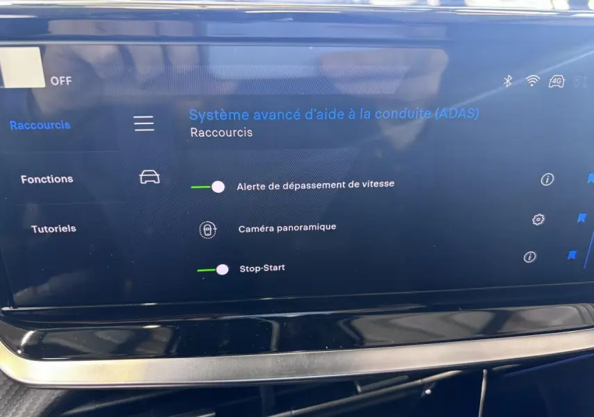 Écran tactile du système d’aide à la conduite ADAS dans l’habitacle d’une Peugeot 2008 hybride.