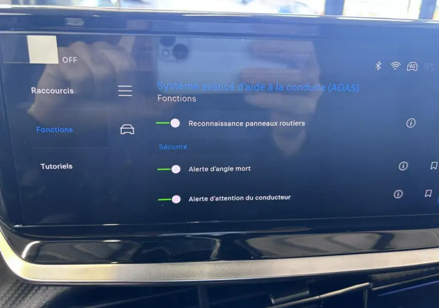 Écran tactile du système d'aide à la conduite Peugeot 2008 1.2i Hybrid GT affichant les alertes activées.