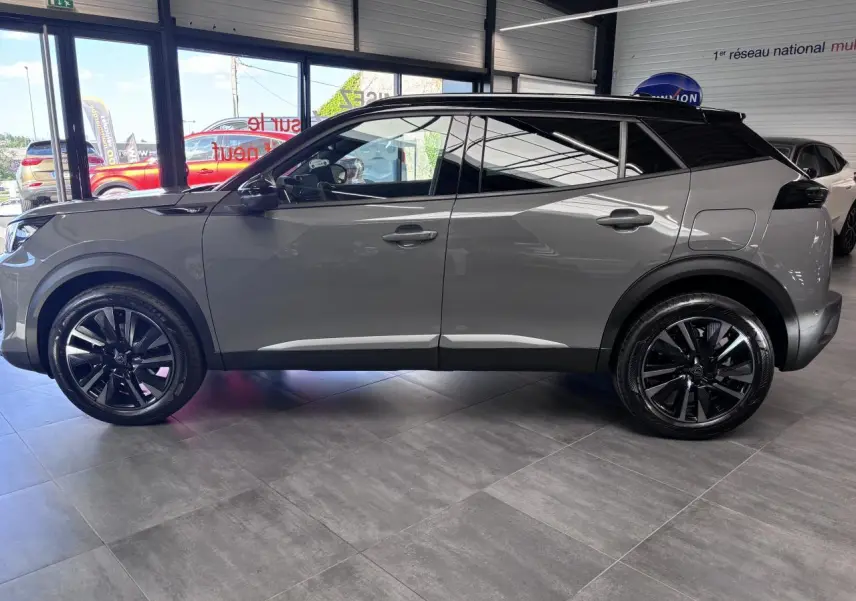 Peugeot 2008 gris selenium vue de profil côté gauche, avec toit noir et jantes alliage bi-ton noir brillant.