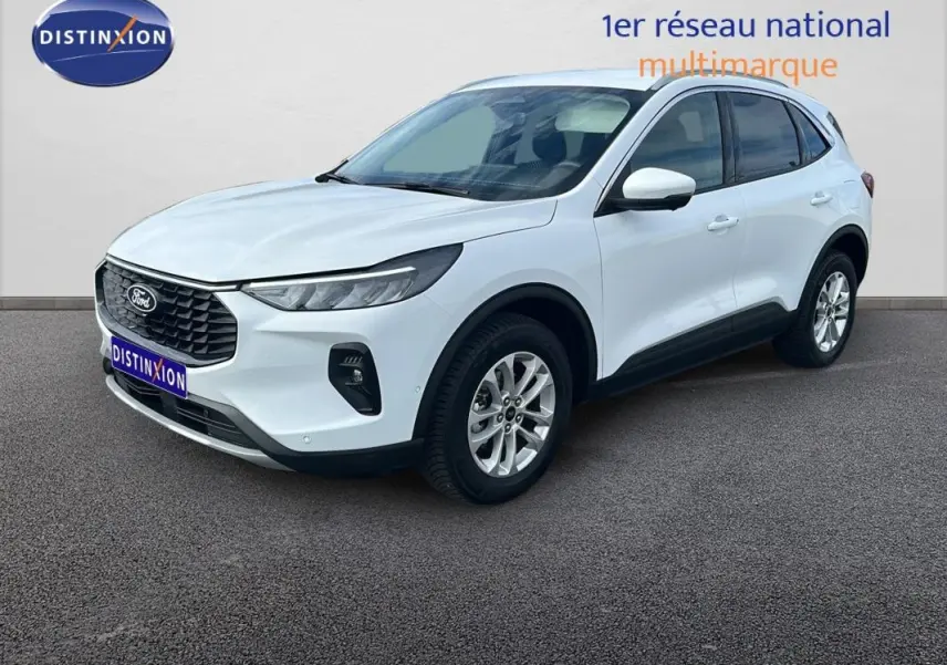 Ford Kuga blanc en 3/4 avant droit, avec jantes alliage 17 pouces et vitres surteintées visibles.