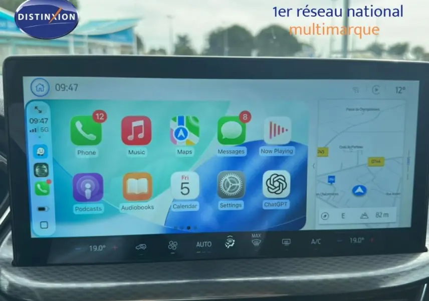 Écran tactile central du Ford Kuga blanc 2025, affichant navigation, applications et commandes climatisation.