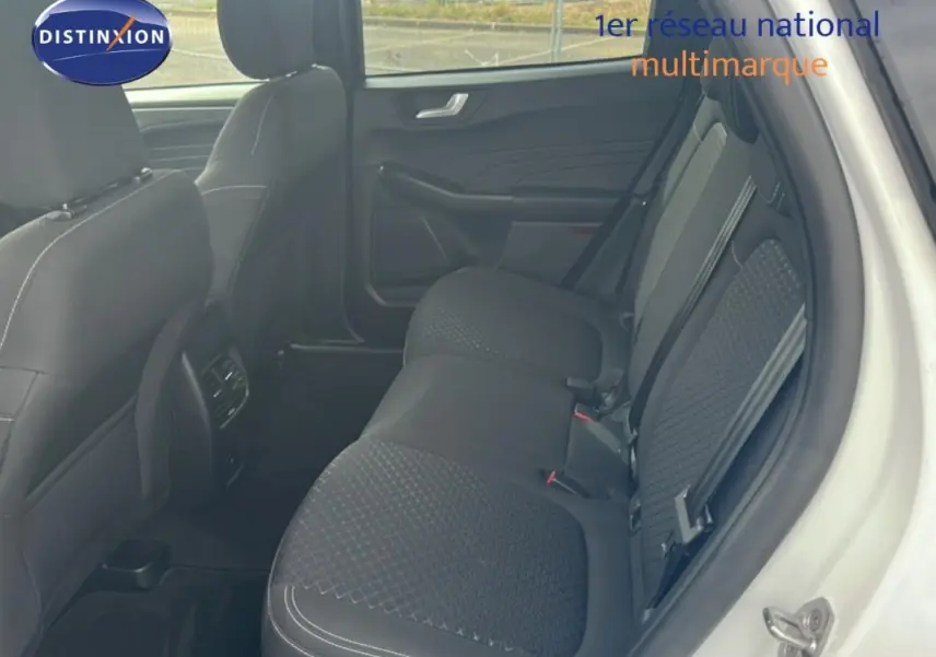 Vue intérieure côté droit montrant la banquette arrière noire avec surpiqûres du Ford Kuga blanc 2025.