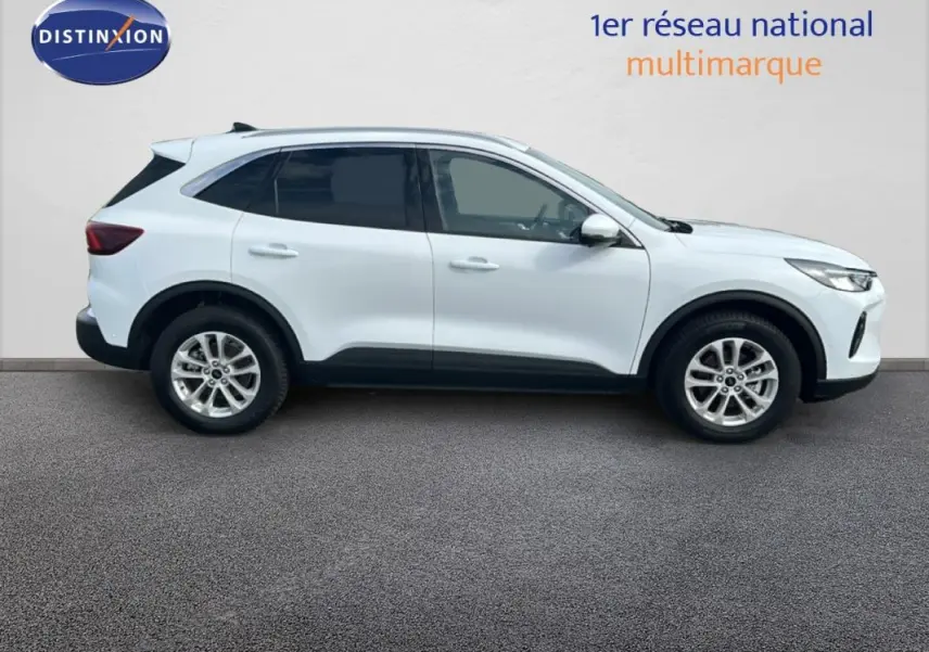 Profil droit d’un Ford Kuga blanc 2025 avec vitres surteintées et jantes alliage 17 pouces sur fond neutre.