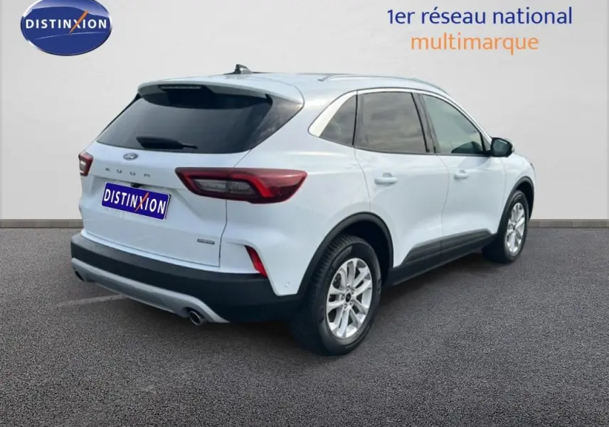 Vue 3/4 arrière droite d'un Ford Kuga blanc 2025 avec vitres surteintées et jantes alliage 17 pouces.