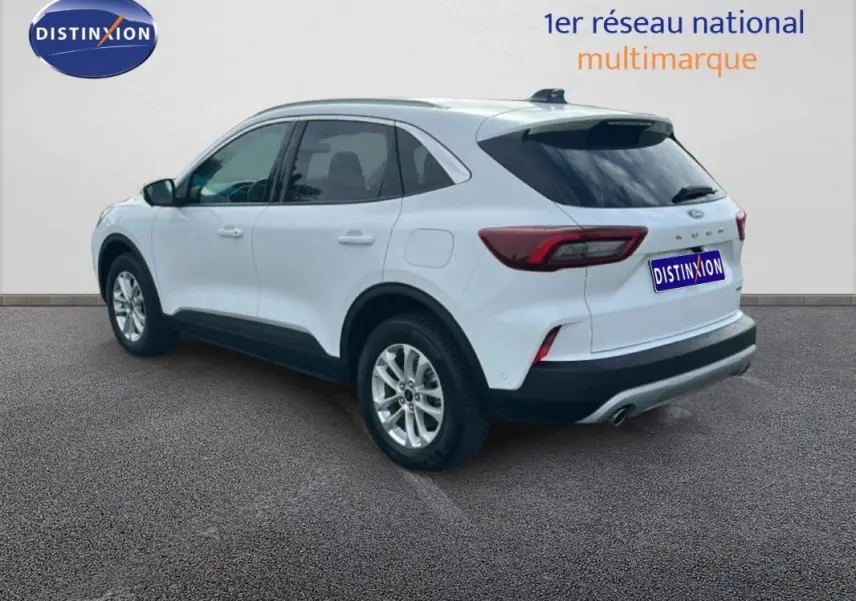 Vue 3/4 arrière droite d'un Ford Kuga blanc 2025 avec jantes alliage et barres de toit visibles.
