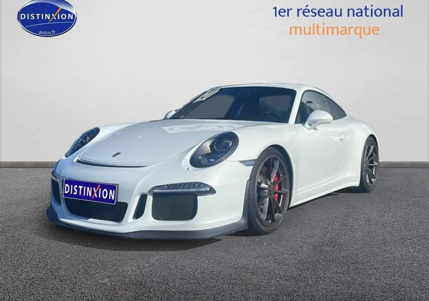 Porsche 911 (991) GT3 blanc vue 3/4 avant droit avec jantes foncées et étriers de frein rouges.