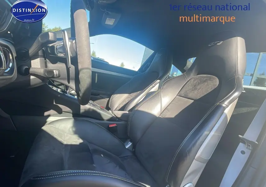 Vue intérieure côté conducteur de la Porsche 911 GT3 991 avec sièges sport cuir/alcantara noirs et volant sport.