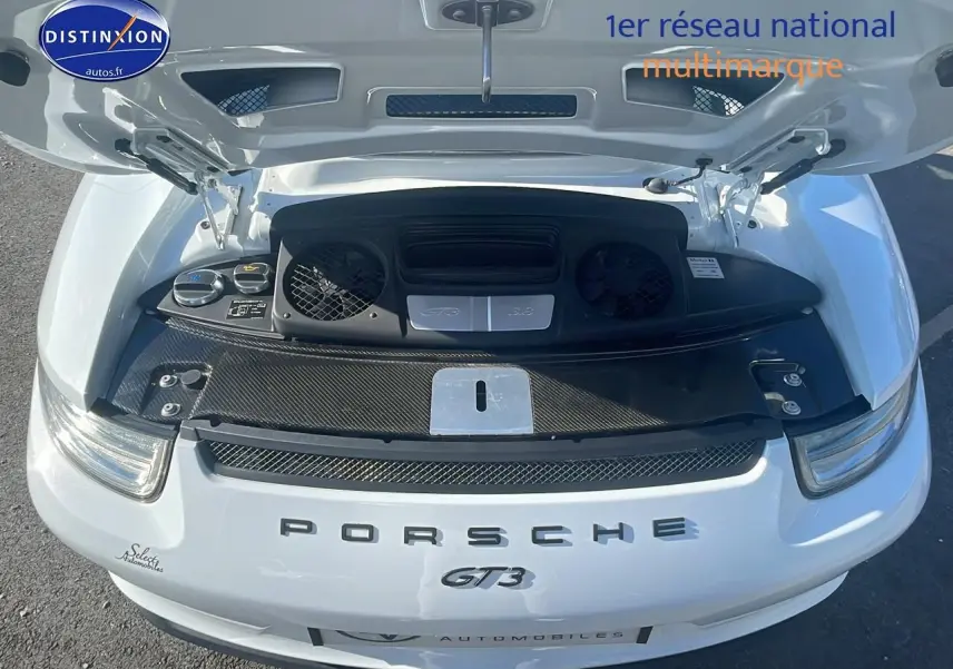 Vue de dessus du moteur ouvert d'une Porsche 911 (991) GT3 blanche, mettant en valeur le capot arrière et les grilles d'aération.