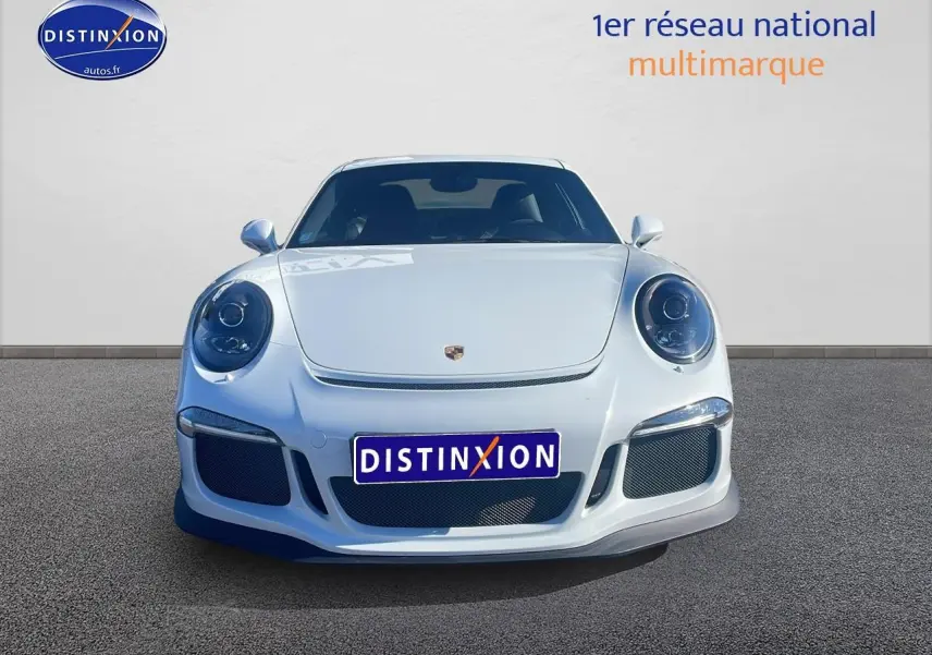 Vue frontale d'une Porsche 911 (991) GT3 blanche avec becquet et phares ronds noirs.