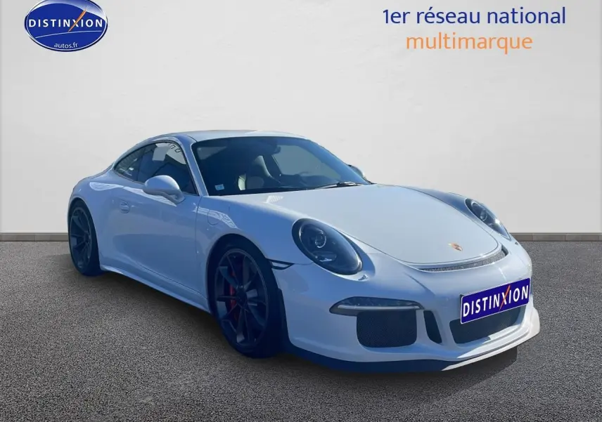 Vue 3/4 avant d'une Porsche 911 GT3 blanche avec jantes noires et becquet arrière visible.