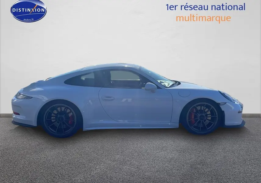 Profil latéral droit de la Porsche 911 GT3 blanche de 2015 avec jantes noires et becquet arrière visible.