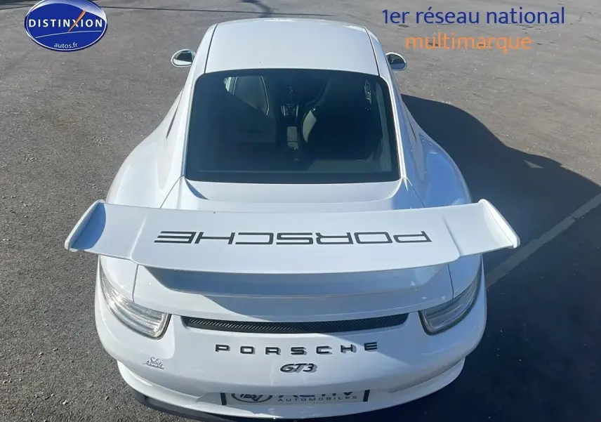 Vue plongeante avant de la Porsche 911 (991) GT3 blanche avec son large aileron arrière distinctif.
