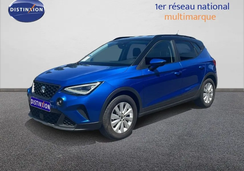 SEAT Arona bleu saphir métal avec toit noir, vue 3/4 avant droit mettant en valeur son design compact et moderne.