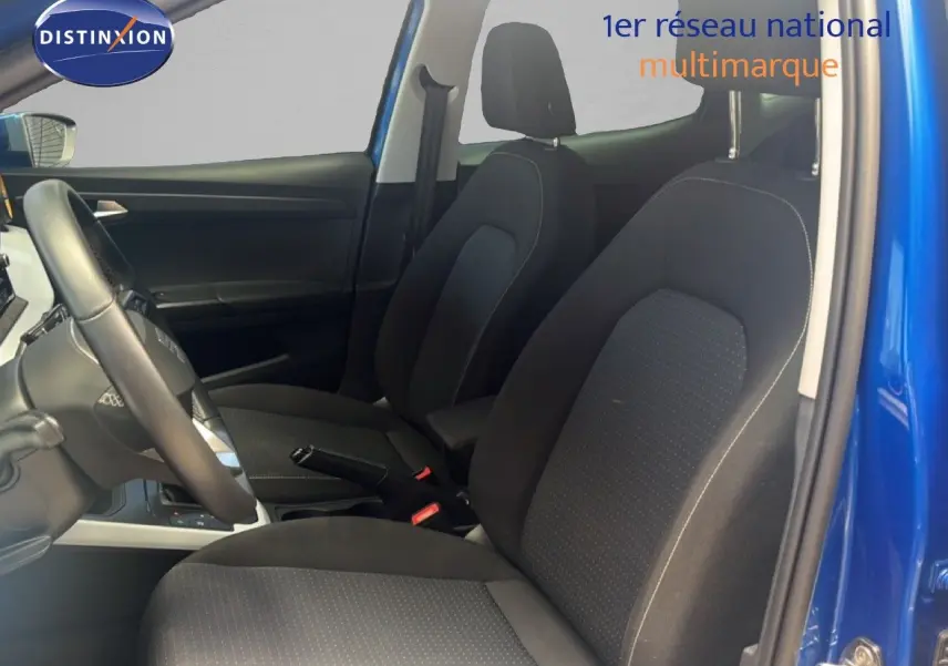 Vue intérieure côté gauche montrant les sièges avant en tissu noir et la portière bleu saphir métal du SEAT Arona 2025.