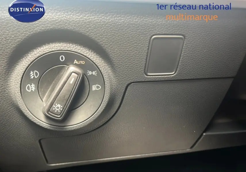 Gros plan sur le sélecteur de réglage des phares dans l’habitacle noir du SEAT Arona 2025.