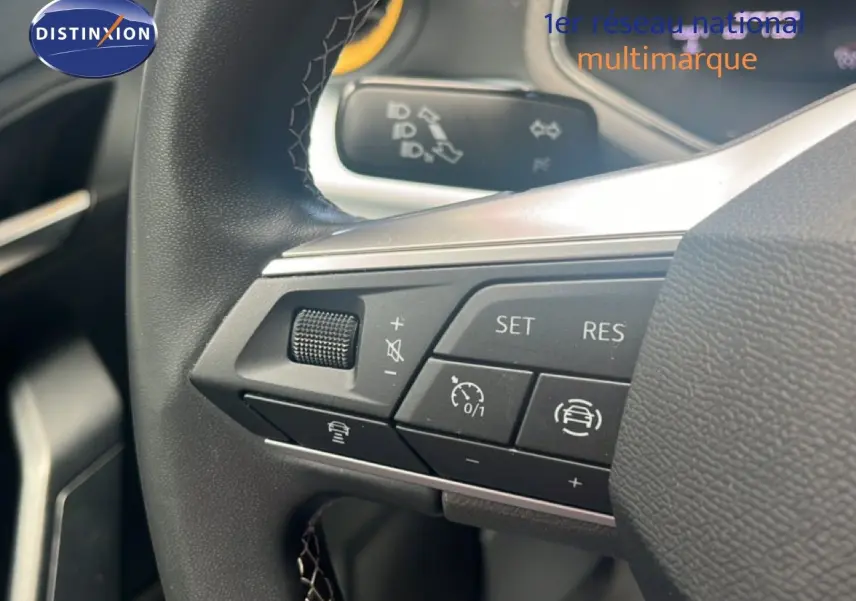 Gros plan sur les commandes au volant du SEAT Arona 2025, finition Style Special Edition, volant cuir noir.