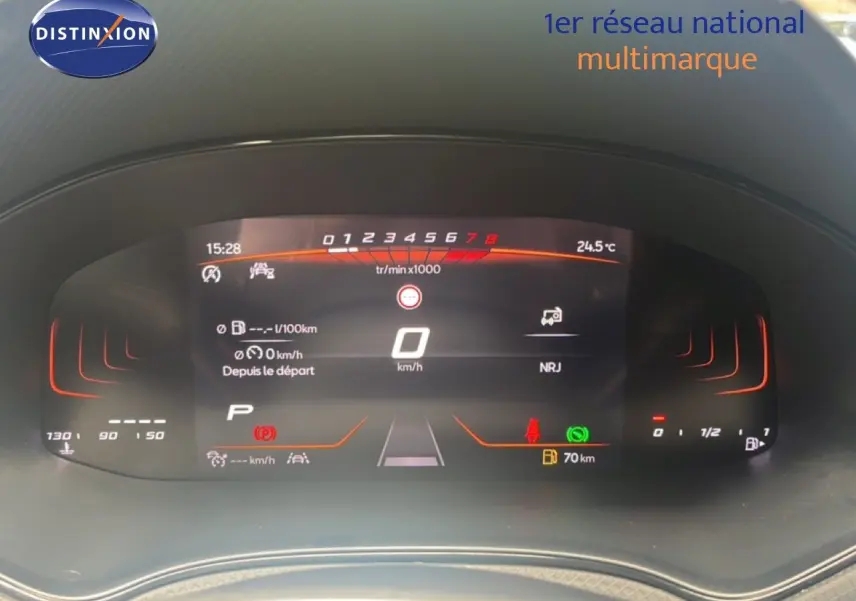 Affichage numérique du tableau de bord du SEAT Arona 2025, montrant la vitesse à 0 km/h et l'autonomie restante.