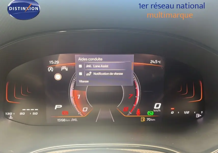 Tableau de bord numérique du SEAT Arona 2025, affichant aides à la conduite et jauges avec éclairage orange.
