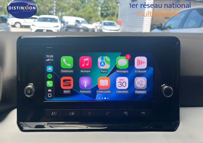 Écran tactile central du tableau de bord du SEAT Arona 2025, affichant les applications connectées.