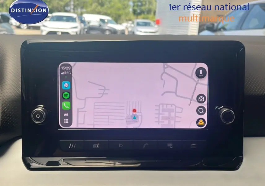 Écran tactile central du tableau de bord du SEAT Arona 2025 affichant une carte de navigation.