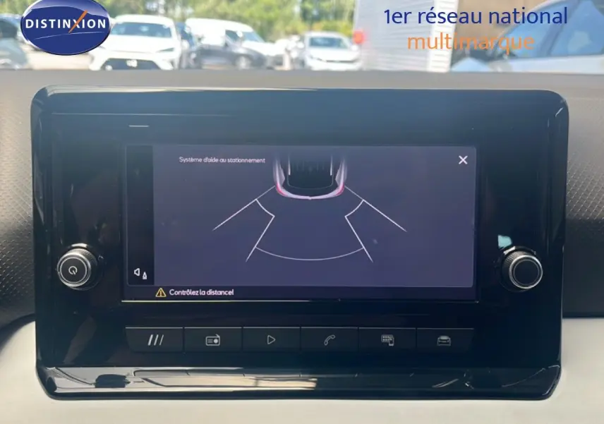 Écran tactile central du tableau de bord du SEAT Arona 2025 affichant l'aide au stationnement.