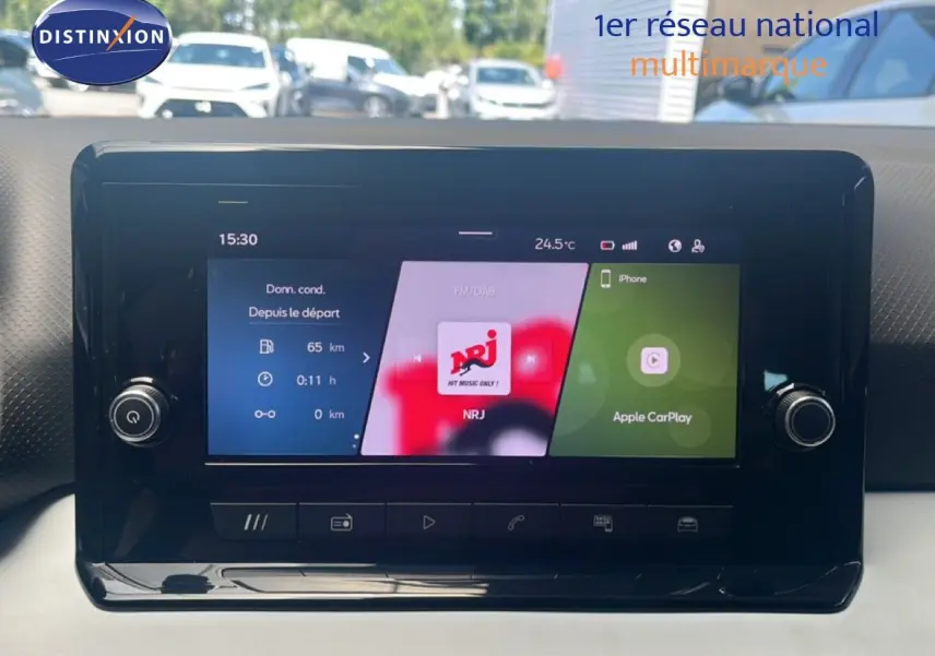 Écran tactile central de la SEAT Arona 2025 affichant radio NRJ et Apple CarPlay, ambiance intérieure moderne.