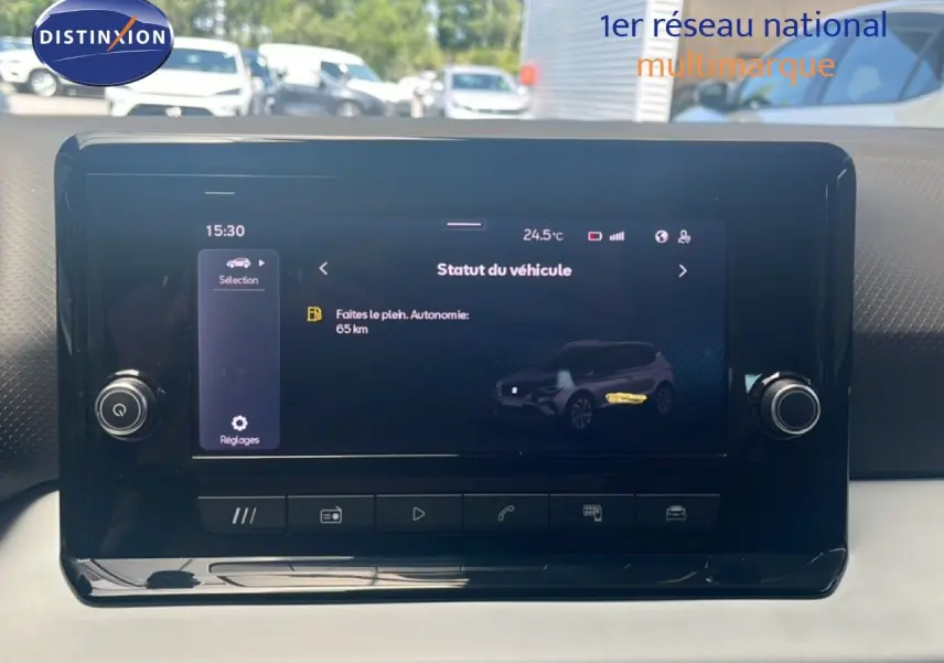 Écran tactile central du tableau de bord de la SEAT Arona 2025 affichant le statut du véhicule en extérieur.