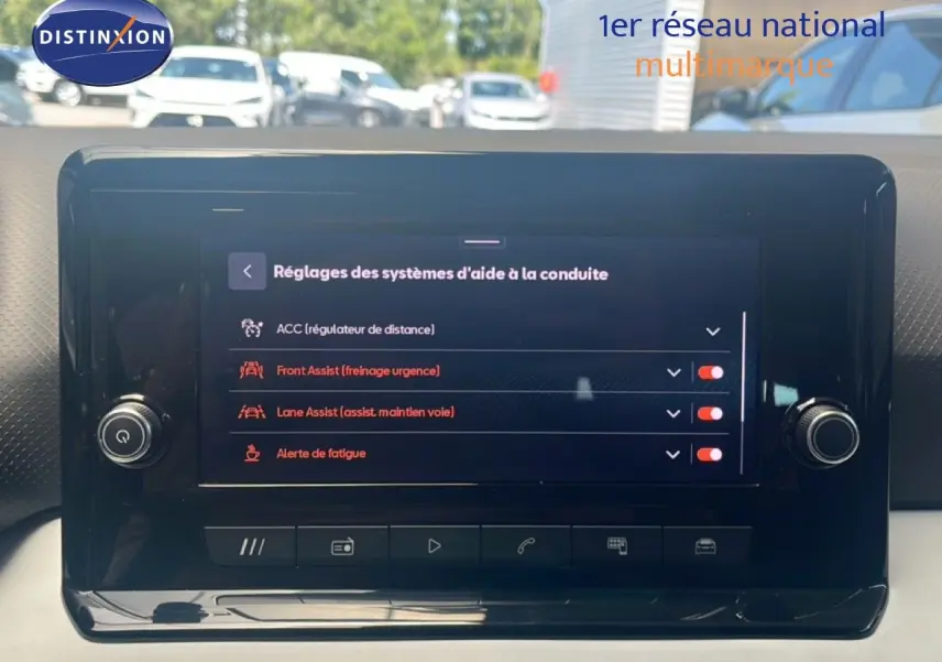 Écran tactile central du SEAT Arona 2025 affichant les réglages des aides à la conduite, intérieur noir.