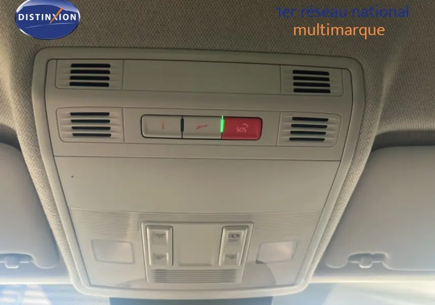 Vue intérieure du plafonnier avec commandes d'éclairage et bouton SOS allumé, sans visibilité du véhicule extérieur.