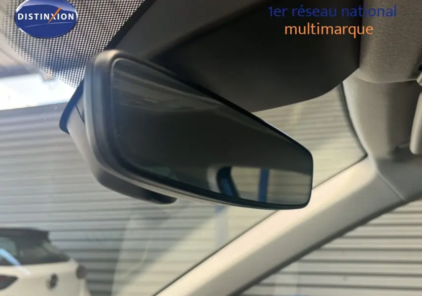 Rétroviseur intérieur en gros plan dans l’habitacle d’un SEAT Arona 2025, toit noir visible en arrière-plan.