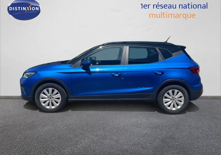 Vue de profil côté gauche d’un SEAT Arona bleu saphir métal avec toit noir, version 2025 en finition Style Special Edition.