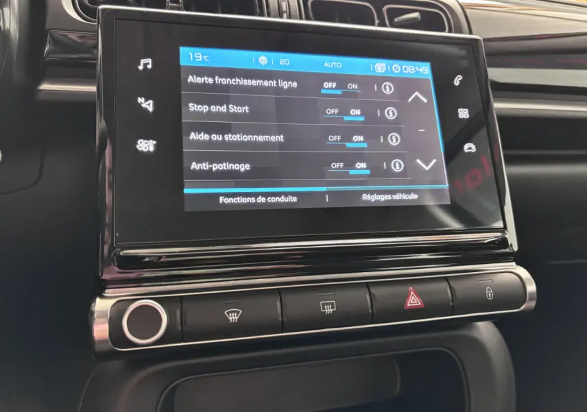 Écran tactile central affichant les réglages d'aide à la conduite dans l'habitacle noir d'une Citroën C3 2024.
