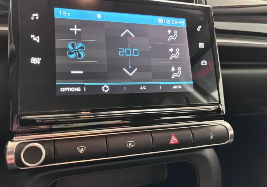 Écran tactile central de 7 pouces affichant la climatisation à 20°C dans une Citroën C3 noire 2024 PureTech 110 BVM6 PLUS.