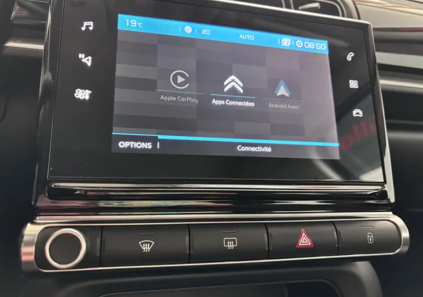 Écran tactile central de la Citroën C3 PureTech 110 noir 2024 affichant Apple CarPlay et Android Auto.