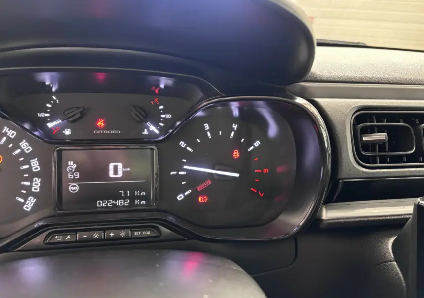 Tableau de bord de Citroën C3 PureTech 110 noir 2024, affichage numérique et compte-tours éclairé, vue de face.