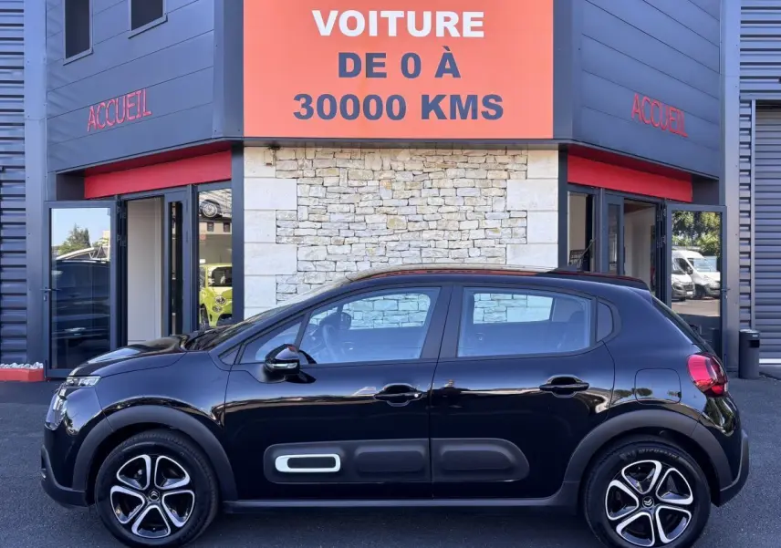 Profil côté gauche d'une Citroën C3 PureTech 110 noire 2024 avec protections latérales et jantes distinctives.