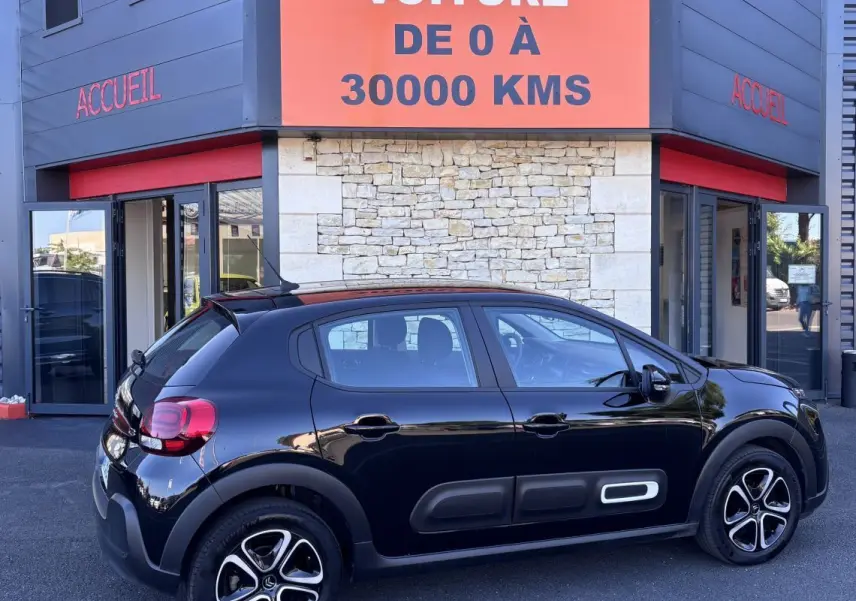 Citroën C3 PureTech 110 BVM6 noir vue de profil côté droit, avec protections latérales distinctives et jantes stylisées.
