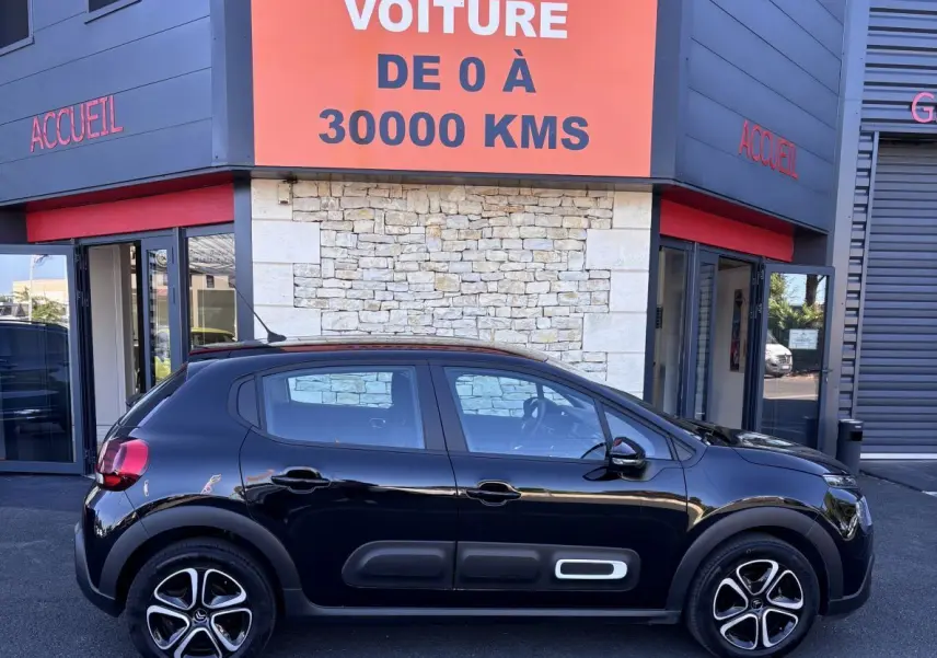 Profil côté gauche d'une Citroën C3 noire 2024 avec protections latérales distinctives et jantes noires et argentées.