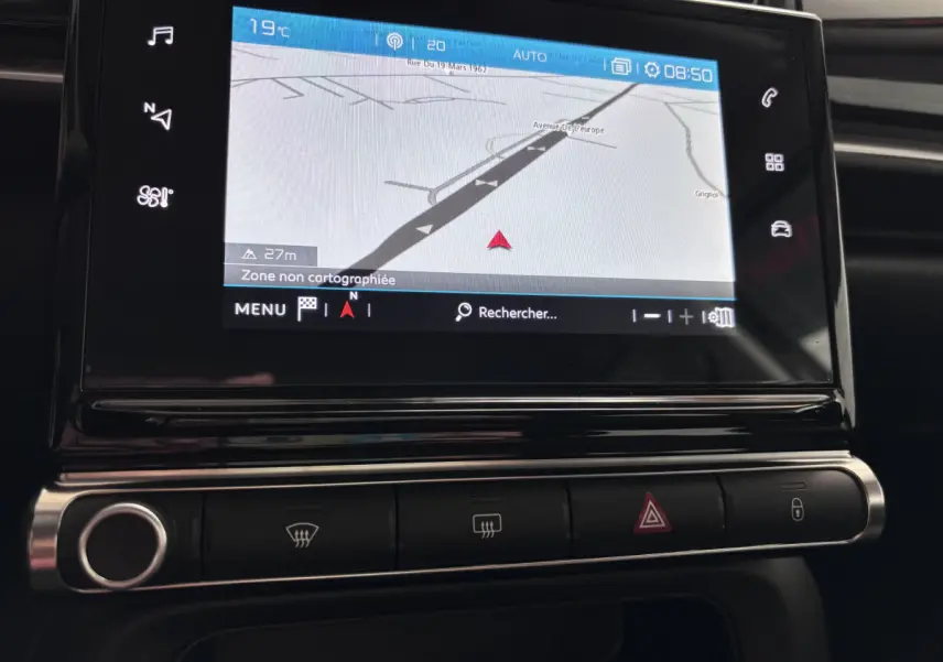 Écran tactile central de navigation du tableau de bord dans une Citroën C3 PureTech 110 noire de 2024.