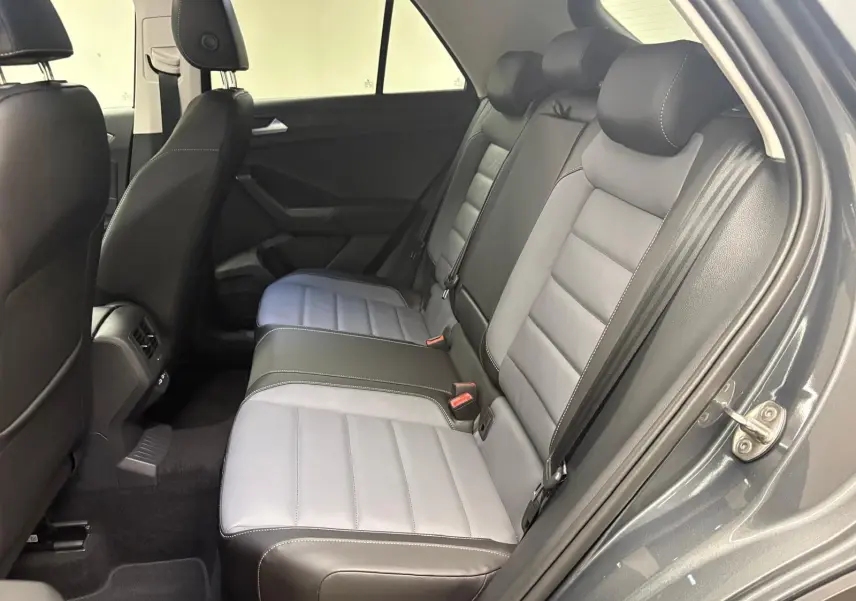 Vue intérieure côté droit des sièges arrière en cuir bi-ton gris clair et noir du Volkswagen T-Roc 2025 Gris Indium.