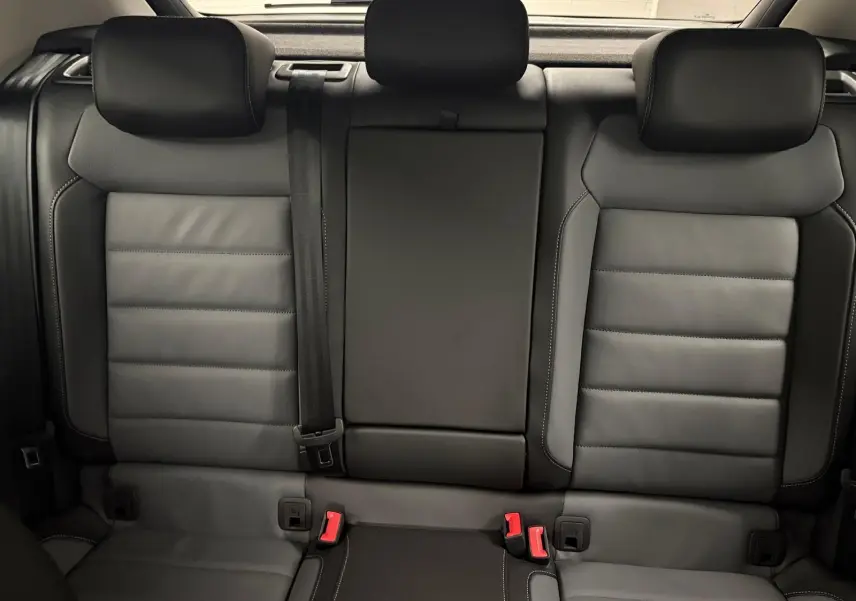 Vue arrière intérieure montrant les sièges arrière en cuir noir du Volkswagen T-Roc 1.5 TSI 2025.