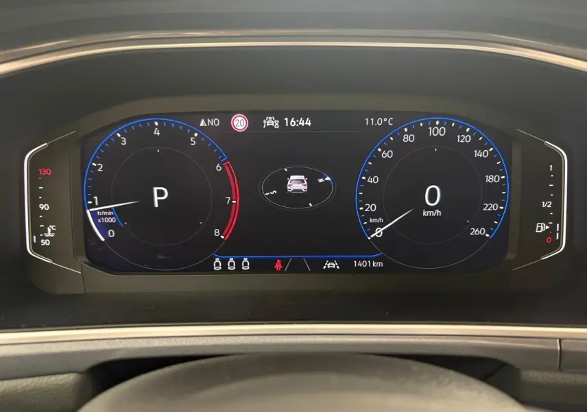 Tableau de bord numérique du Volkswagen T-Roc 2025, affichage vitesse et régime moteur à l'arrêt.