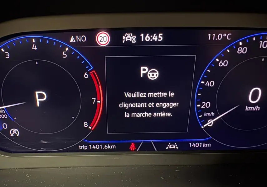 Tableau de bord numérique du Volkswagen T-Roc 2025 affichant la vitesse à 0 km/h et une consigne de marche arrière.