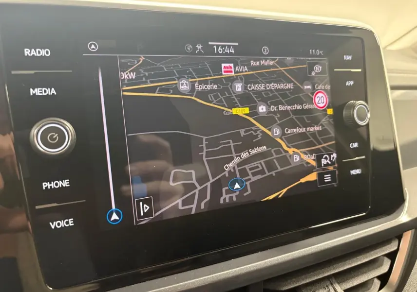 Écran tactile central du Volkswagen T-Roc 2025 affichant la navigation GPS avec commandes autour.