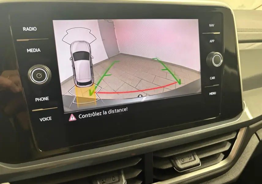 Écran central montrant la caméra de recul avec guidage dynamique du Volkswagen T-Roc 2025 en Gris Indium.