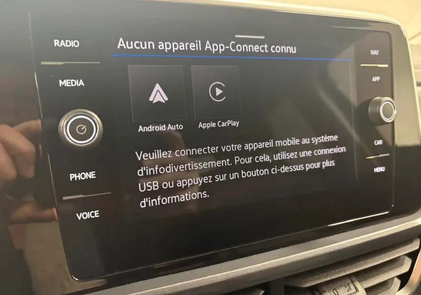 Écran tactile du système multimédia Volkswagen T-Roc 2025 affichant la connexion Android Auto et Apple CarPlay.